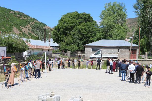 Karlıova’da, ortaokul öğrencilerden resim sergisi