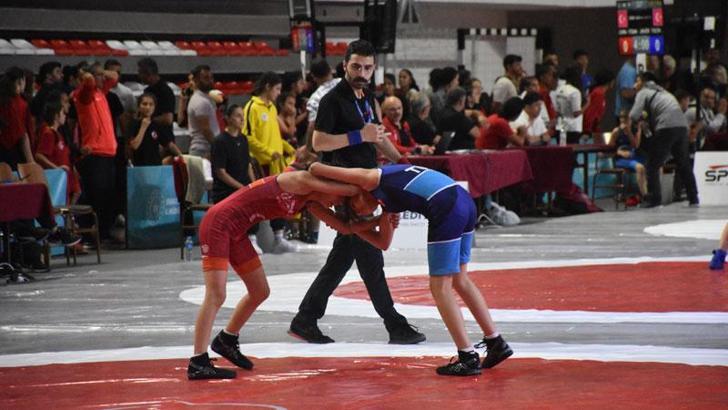 Minikler Türkiye Güreş Şampiyonası Sivas'ta başladı