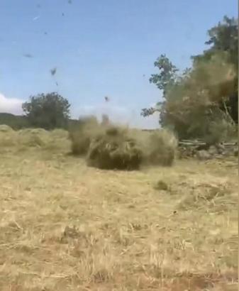 Tarlada ot balyalarını uçuran hortum kamerada