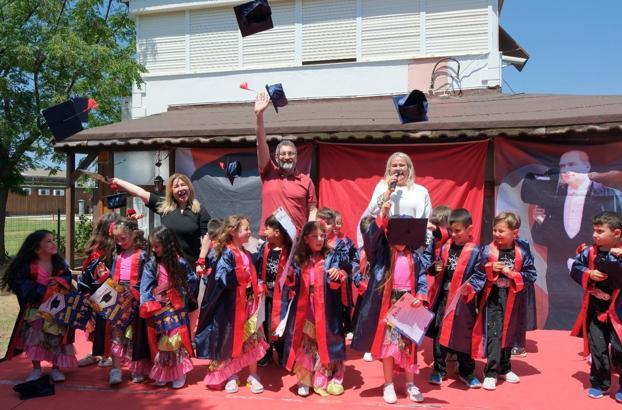 Miniklerin mezuniyet coşkusu