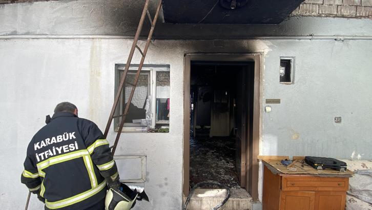 Karabük'te çıkan yangında iki katlı ev kullanılamaz hale geldi