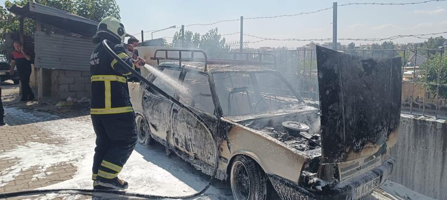 Siirt’te park halindeki otomobil yandı