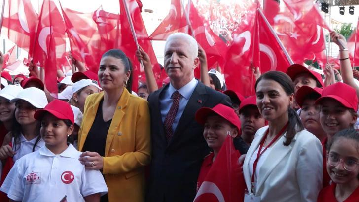 İstanbul - Vali Gül, 'Enstrümansız Okul Kalmasın Şenliği'ne katıldı