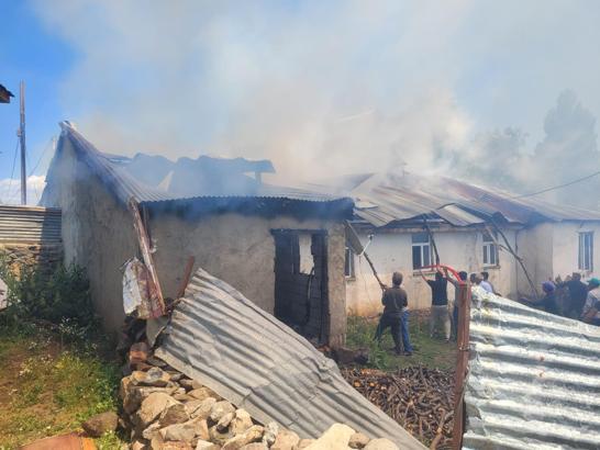 Karlıova’da ev yangını