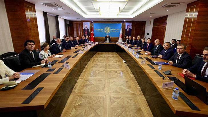 Bakan Bolat, ayakkabı sanayiinin temsilcileriyle bir araya geldi