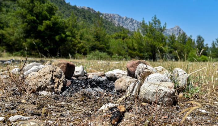 Ormanlarda yangın riski; gelişigüzel cam şişe atıp, ateş yakmışlar