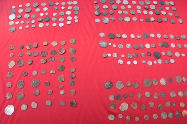 İzmir'de 2 bin 305 adet sikke ele geçirildi