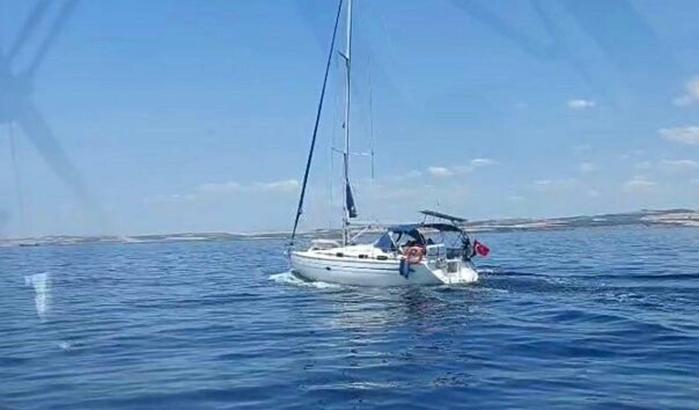 Yelkenli teknede 52 kaçak göçmen ile 2 organizatör yakalandı