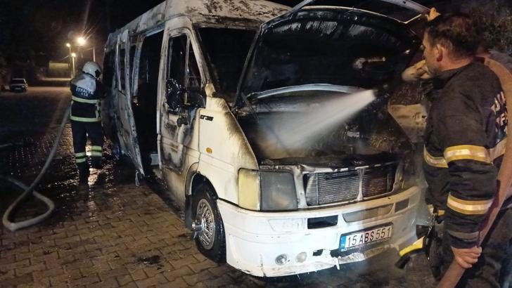 Park halindeki minibüs yandı