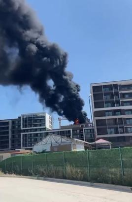 8 katlı inşaatın çatısı alev alev yandı