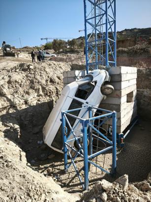 Beton bloklara çarpan minibüste 4 kişi yaralandı