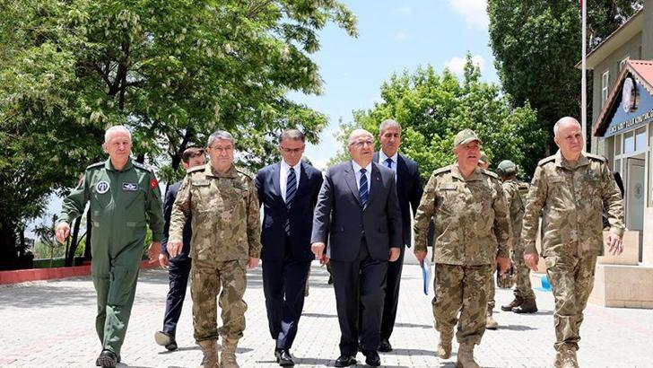 Bakan Güler ve TSK komuta kademesi İran sınırında