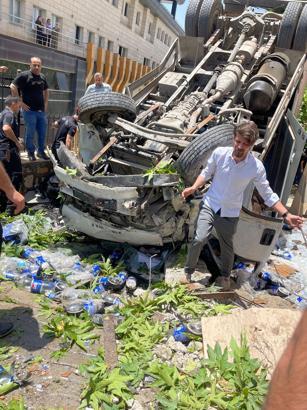 Freni boşalan kamyonet, taksi ve kaldırıma çarpıp takla attı: 4 yaralı