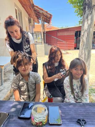 Muğla'da gönüllülerden öğrencilere saç bakımı