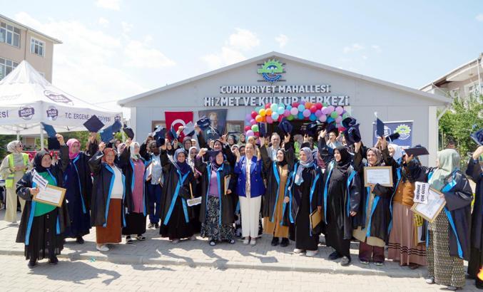 Okuma yazma öğrenen 24 kadın kep attı