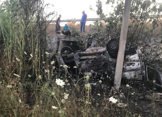 Takla atan araç direğe çarptı; camdan fırlayan sürücü öldü