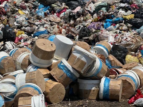 İzmir'de bir işletme deposunda 2 bin 840 kilogram bozuk salça ele geçirildi