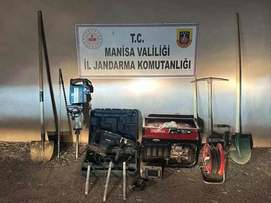 Kaçak kazı yapan defineciler suçüstü yakalandı