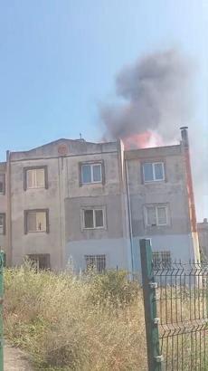 3 katlı binanın çatısı alev alev yandı