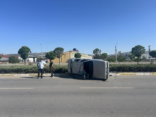 Sivas'ta otomobil devrildi: 2 yaralı