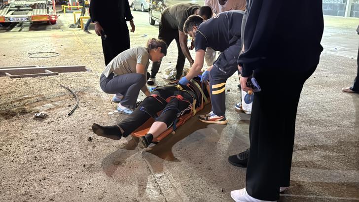 Akaryakıt istasyonu tabelasının direğine çarpan otomobil takla attı; 2 yaralı