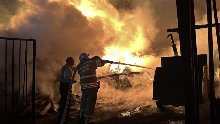 Tahta palet atölyesindeki yangın söndürüldü