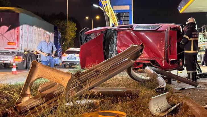 Akaryakıt istasyonu tabelasının direğine çarpan otomobil takla attı; 2 yaralı