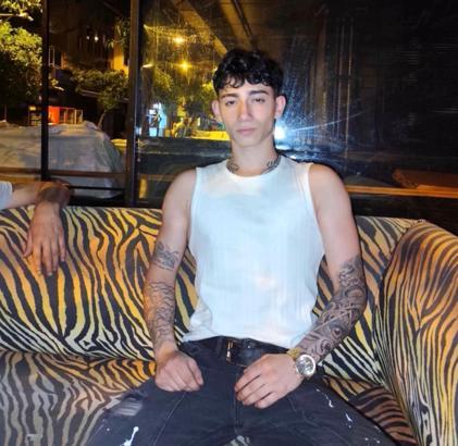 Kırık cam şişeyle boynunu kesip öldürdü