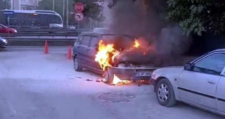 İstanbul - Avcılar'da park halindeki otomobil alev alev yandı