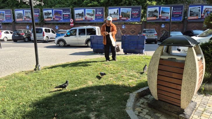 Temizlik işçisi, 15 yıldır çöpten topladığı ekmek artıklarıyla kuşları besliyor