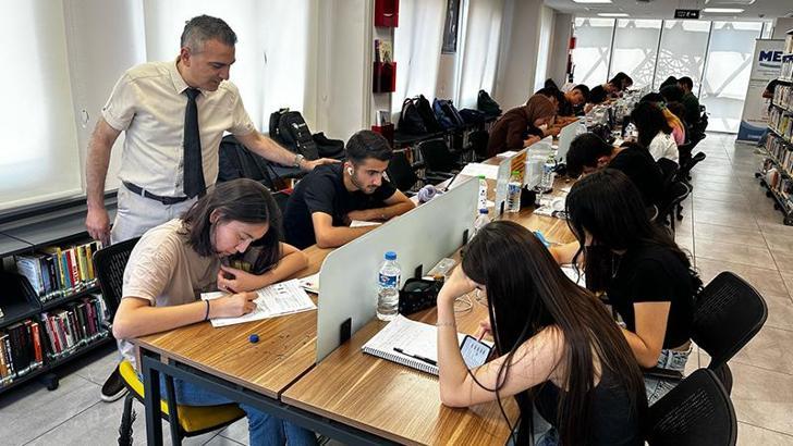 YKS'ye hazırlanan öğrenciler, kütüphaneye 'kamp' kurdu
