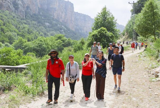 Tarihi Kilikya Yolu Projesi ile katılımcılar Mersin’i yürüyerek keşfediyor