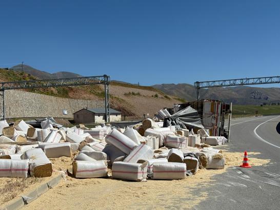 Bingöl’de saman yüklü TIR devrildi