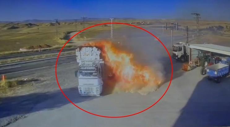 Alev alan saman yüklü kamyon, akaryakıt istasyonuna girdi; o anlar kamerada