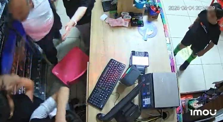 Oğluyla tartışan 2 çocuğu markette darbetti