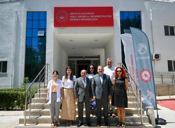 Müdürlerden huzurevi ziyareti