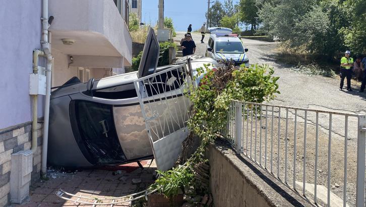 Otomobil, apartmanın bahçesine girerek yan yattı: 5 yaralı