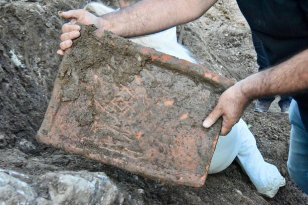 Yol çalışmasından tarihi olduğu değerlendirilen mezar kalıntıları çıktı