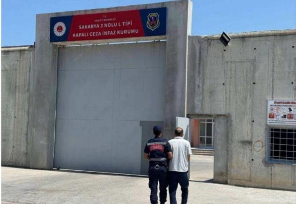 Evin bir odasını uyuşturucu imalathanesine çevirmişler; 1 tutuklama