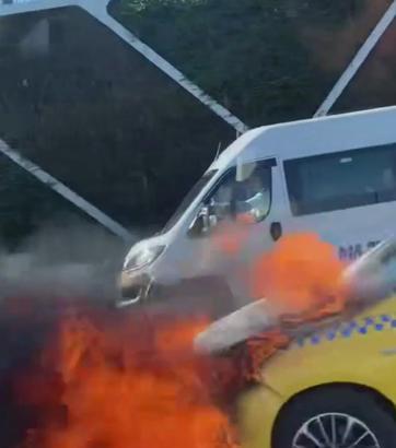 İstanbul - Fatih'te taksi alev alev yandı