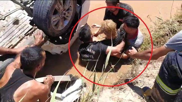 Sulama kanalına düşüp ters dönen otomobilin sürücüsünü ekipler kurtardı; o anlar kamerada