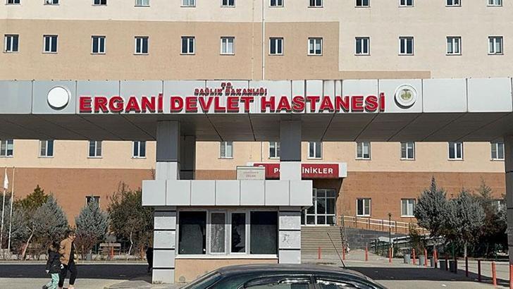 Psikolojik sorunları olduğu ileri sürülen baba, 2 kızını ve kendisini bıçaklayarak yaraladı