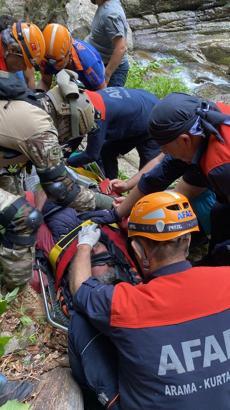 Balık tutmaya gittiği şelalede düşünce kalçasındaki platin yerinden çıktı; helikopterle kurtarıldı