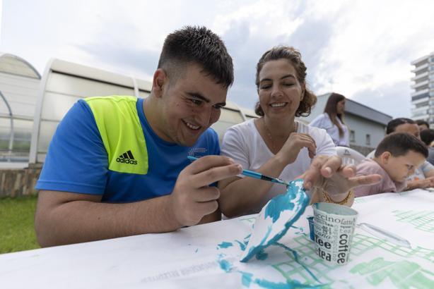 Engelsiz yaşam parkı, özel gereksinimli birey ve ailelerine sanatla destek oluyor