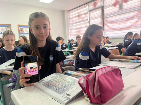 Ortaokul öğrencileri, QR kodla seslendirip, yazdıkları kitapla görme engelli çocuklara 'masal' dinlettiler