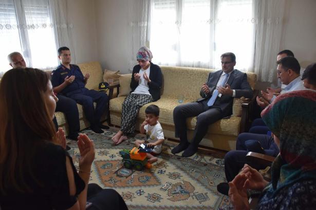 Kaymakam Güldoğan'dan İzmir'deki yangında hayatını kaybeden orman işçisinin ailesine ziyaret