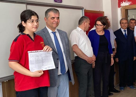 Bucak'ta öğrencilerin karne sevinci