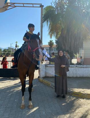 At üstünde okula gelip, karnesini aldı