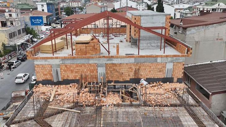 Başakşehir'de inşaat halindeki binanın duvarı çöktü