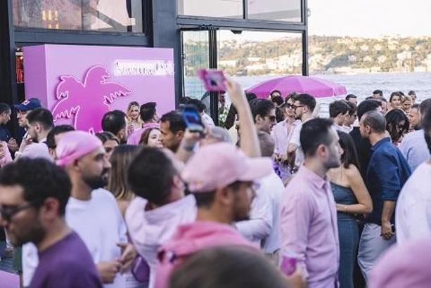 Red Bull Pink Edition lansmanı renkli görüntülere sahne oldu